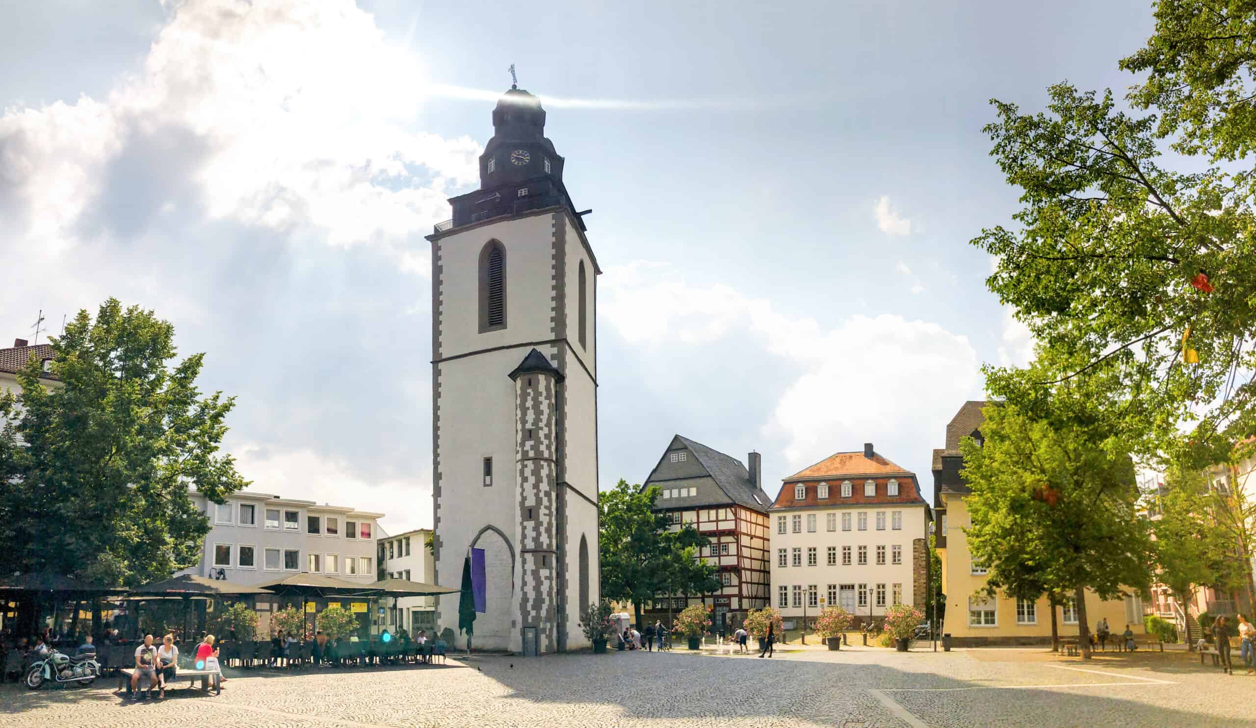 Kirchplatz Mit Kirchturm, Giessen, Deutschland